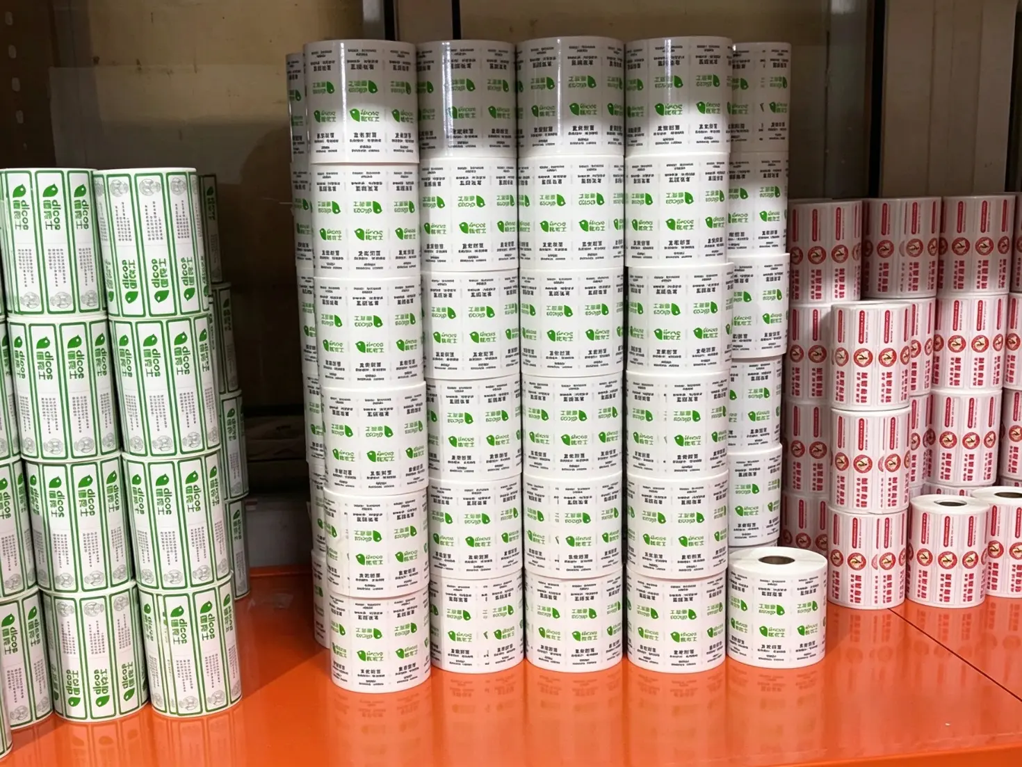 Xinsen Packaging의 고속 다이 커터는 씰 스티커 생산 효율성을 어떻게 향상합니까?